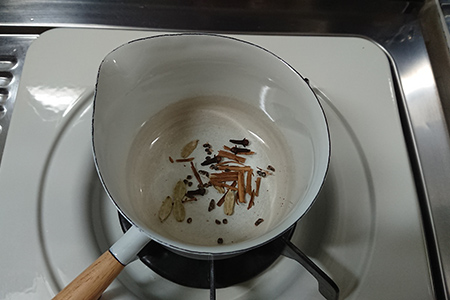 マサラチャイの作り方：スパイスを煎じる