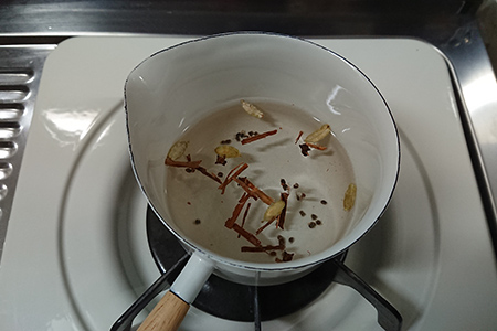 マサラチャイの作り方：水を入れて沸騰させる