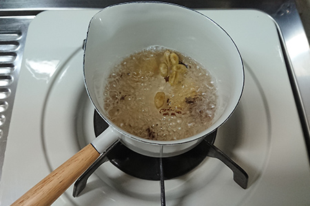 マサラチャイの作り方：煮出す