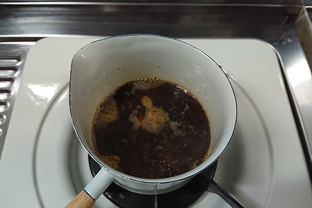 マサラチャイの作り方：茶葉を入れる