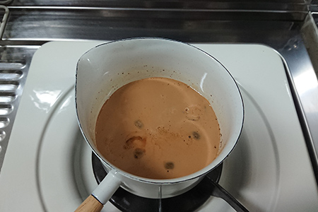 マサラチャイの作り方：牛乳を入れる